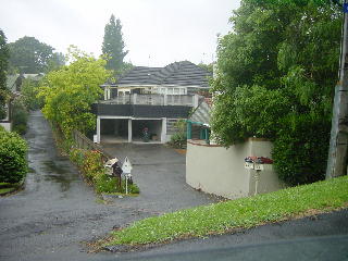 het huis vanaf de straat gezien
