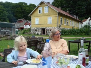 Kirsten met oma bij een zweeds vakantiehuis