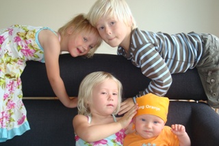 Anouk, Niklas, Kirsten en Jasmijn op de bank