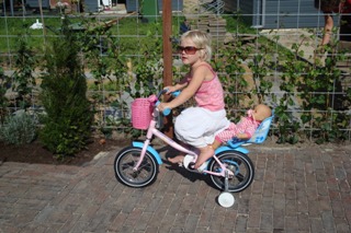 Kirsten op de fiets, helemaal zoals het moet in Nederland