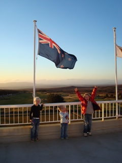 Niklas, Kirsten en Coen bij de Nieuw Zeelandse vlag op het dak van het hotel