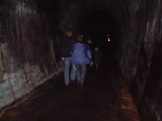 ... en door een hele donkere tunnel