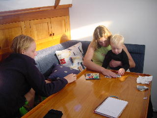 Niklas speelde een spelletje kaart met de jongere dames in de kajuit