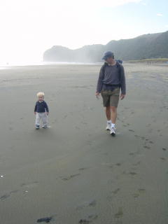 vader en zoon aan de wandel