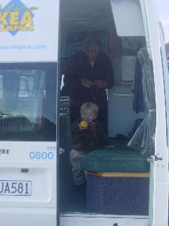 Niklas ging regelmatig even bij opa en oma op bezoek in de bus