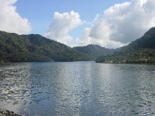 de track loopt om een stuwmeer, Mangatawhiri Reservoir