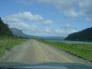 route 38 is niet meer dan een grindweg door een mooi ruig berg gebied en langs het meer, Lake Waikaremoana