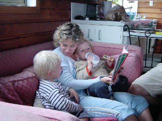 Karen leest voor aan Toby en Niklas