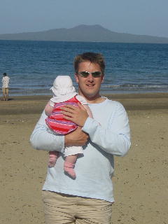 samen met pappa een wandeling maken over het strand