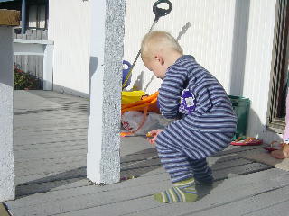 op Paas-ochtend ging Niklas eieren zoeken in de tuin en de veranda