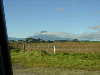 Mount Taranaki in de zon ! (kijk lieve ouders, zo ziet die berg er nou uit !)