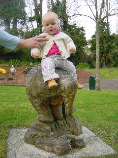 Kirsten op een kiwi-bird