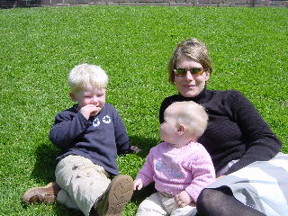 samen met Niklas en mama in de lente zon
