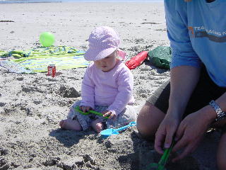 Kirsten lekker scheppen in het zand