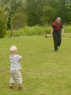 Niklas en oma spelen frisbee ('flying saucer')
