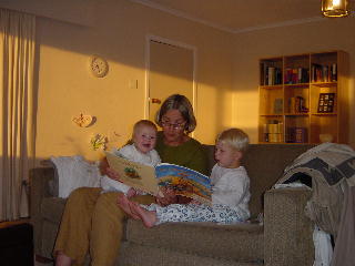 met oma een boek lezen voor het slapen gaan