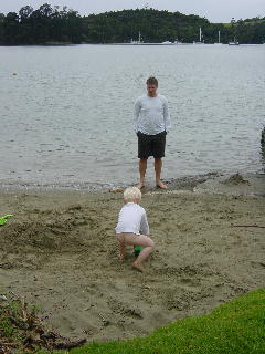 buiten spelen op het strand met een beetje passieve papa