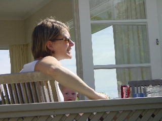 Sjouke en Kirsten lekker op het deck in de zon