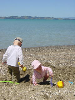 samen spelen op het strand