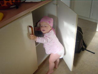 Kirsten inspecteert de keukenkastjes