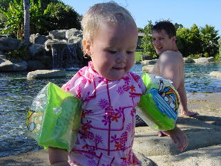 Kirsten geniet van het zwemmen in het zwembad in Pahia