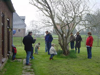 Paas eieren zoeken in de kou in Friesland