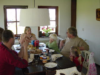 aan de ontbijt tafel met de 'Burggraaff'-familie