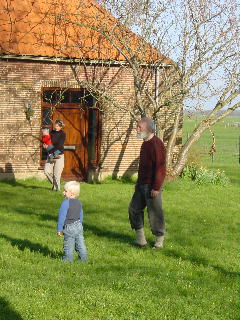 voetballen met opa in de tuin