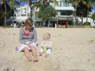 moeder en dochter hebben een goed gesprek op het strand
