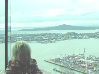 Kirsten in de Sky-tower met Devonport en Rangitoto Island op de achtergrond