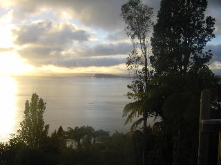 Lake Taupo in de ochtend vanuit ons appartement in Opoti
