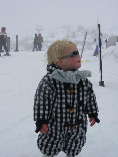 Kirsten in de sneeuw op de berg, wantjes en een muts vond ze verschrikkelijk