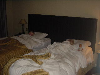 geweldig hoe makkelijk de kindjes in 'vreemde' bedden slapen, samen in een kamer