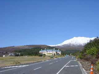de weg naar The Cateau, met Mount Ruapehu op de achtergrond