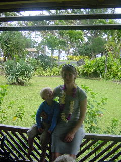 bij aankomst in Rarotonga kregen we allemaal zo'n mooie bloemenkrans