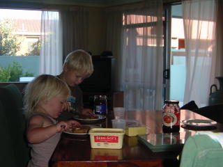 Niklas en Kirsten maken hun eigen ontbijt