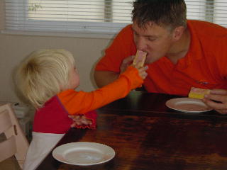 samen met papa een oranje tompoes delen op Konningendag 2006