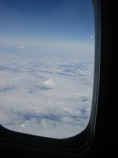 onderweg naar Queenstown zagen we door het wolkendek Mount Taranaki en Mount Raupehu liggen (Noorder Eiland)