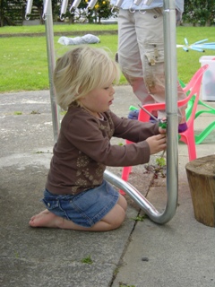 Kirsten druk aan het helpen met de trampoline