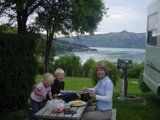 Lekker avondeten met uitzicht over de baai van Akaroa (vlakbij Christchurch)