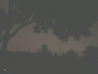 poging van een foto van de Taj Mahal bij maanlicht (in het echt was het mooier)