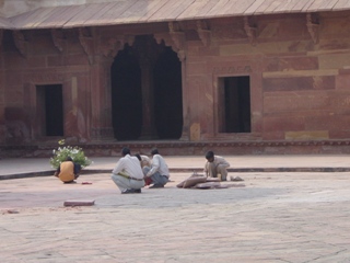 mensen aan het werk in Sakapur Sikri, een stad in de buurt van Agra