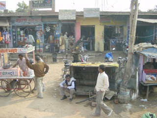 een gebruikelijk straatbeeld in India, alles gebeurd op straat