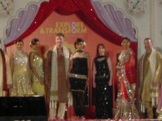 Peter deed mee aan een modeshow in traditionele Indiase kleding en Indiase top modellen