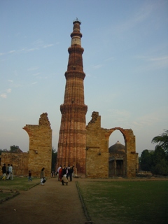 een 72 meter hoge toren gebouwd door een Moslim koning met de resten van verwoeste Hindi tempels