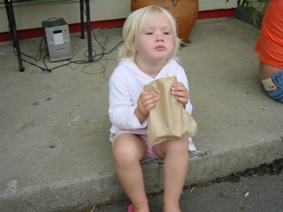 Kirsten geniet van een broodje